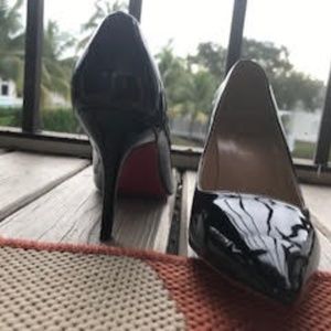 BLACK CHRISTIAN LOUBOUTINS SIZE EUROPEAN 40